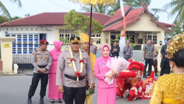 Tradisi Sekapur Sirih dan Pedang Pora Sambut Kehadiran AKBP Maulia Kuswicaksono di Polres Tanjab Barat.