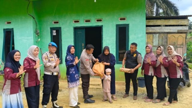 Polsek Merlung Salurkan Bantuan Gizi untuk Anak Stunting di Desa Sungai Muluk