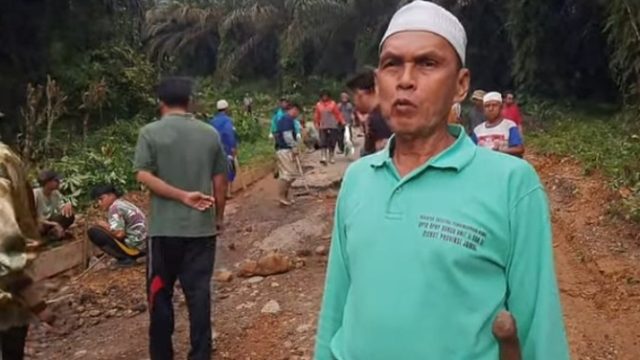 Swadaya Murni, Warga Desa Senamat Ulu Gotong Royong Perbaiki Jalan Rusak Parah Penghubung Kecamatan dan Kabupaten.