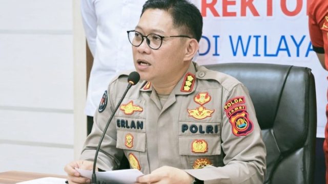 *Operasi Keselamatan Siginjai 2026 Berakhir, Polda Jambi Kedepankan Edukasi: Pelanggaran Turun Signifikan*  Jambi — Pelaksanaan Jambi Operasi Keselamatan Siginjai 2026 yang berlangsung selama 14 hari sejak 2 hingga 15 Februari 2026 resmi berakhir.   Hasil evaluasi menunjukkan adanya penurunan signifikan pada penindakan pelanggaran lalu lintas, seiring optimalisasi langkah preemtif dan preventif yang dilakukan jajaran Polda Jambi.  Direktorat Lalu Lintas Ditlantas Polda Jambi mencatat total tilang sebanyak 72 perkara, yang terdiri dari 41 perkara melalui sistem ETLE dan 31 perkara non-ETLE. Jumlah tersebut mengalami penurunan dibandingkan periode sebelumnya. Sebaliknya, teguran meningkat menjadi 11.887 perkara atau naik 139,37 persen, yang menunjukkan pendekatan humanis lebih diutamakan dalam operasi kali ini.  Selama pelaksanaan operasi, jajaran kepolisian juga mengintensifkan kegiatan edukasi dan penyuluhan melalui 45.733 kegiatan dikmas lantas, 12.526 kegiatan preventif terhadap orang, 2.502 kegiatan terhadap kendaraan, serta 1.667 kegiatan terhadap kondisi jalan dan lingkungan.  Meski demikian, data kecelakaan lalu lintas masih menunjukkan peningkatan dengan total 32 kasus, terdiri dari korban meninggal dunia 4 orang, luka berat 6 orang, dan luka ringan 39 orang, dengan kerugian materiil mencapai Rp123,7 juta.  Kapolda Jambi Irjen Pol. Krisno H. Siregar melalui Kabid Humas Kombes Pol. Erlan Munaji menyampaikan bahwa hasil Operasi Keselamatan Siginjai 2026 menunjukkan keberhasilan pendekatan edukatif dalam meningkatkan kesadaran masyarakat berlalu lintas.  “Penurunan angka tilang menunjukkan meningkatnya kesadaran dan kepatuhan masyarakat terhadap aturan lalu lintas. Polda Jambi akan terus mengedepankan langkah preemtif dan preventif melalui edukasi serta sosialisasi secara berkelanjutan,” ujarnya.  Ia juga menegaskan bahwa evaluasi menyeluruh akan dilakukan sebagai bahan perbaikan menjelang Operasi Ketupat 2026, termasuk memperkuat sinergi dengan instansi terkait guna menekan angka kecelakaan lalu lintas.  “Keselamatan berlalu lintas adalah tanggung jawab bersama. Kami mengajak seluruh masyarakat untuk terus menjaga budaya tertib berlalu lintas tidak hanya saat operasi, tetapi menjadi kebiasaan dalam kehidupan sehari-hari,” tambahnya.  Dengan berakhirnya Operasi Keselamatan Siginjai 2026, diharapkan kesadaran masyarakat semakin meningkat sehingga tercipta keamanan, keselamatan, ketertiban, dan kelancaran lalu lintas di wilayah hukum Polda Jambi.