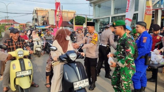 Semangat Kebersamaan, TNI Polri dan Bhayangkari Bagi – Bagi Takjil Tebar Kebaikan di Bulan Suci, Bagikan Ratusan Takjil