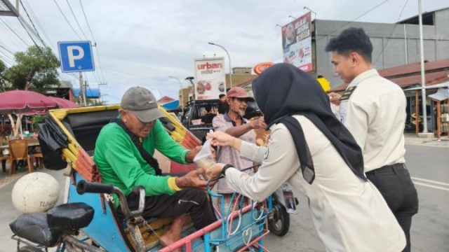 Imigrasi Kuala Tungkal Berbagi Takjil kepada Masyarakat sebagai Wujud Bakti Sosial Ramadan