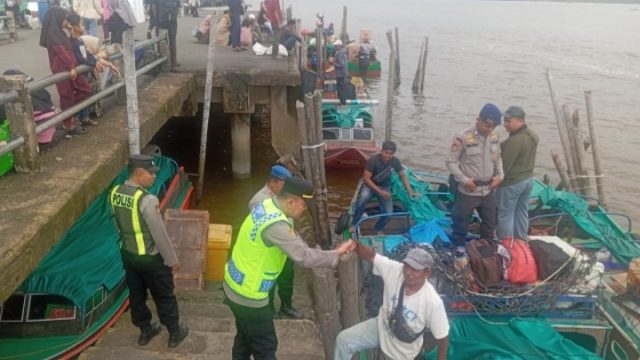 Sigap! Personel Posyan I LLASDP Kuala Tungkal Bantu Warga Turun Kapal di Dermaga Speedboat