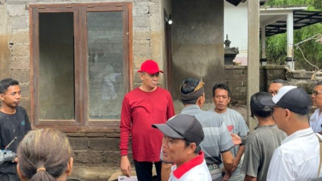 Ketua DPRD Bali Dewa Made Mahayadnya Kunjungi Korban Banjir Bandang di Desa Banjar.