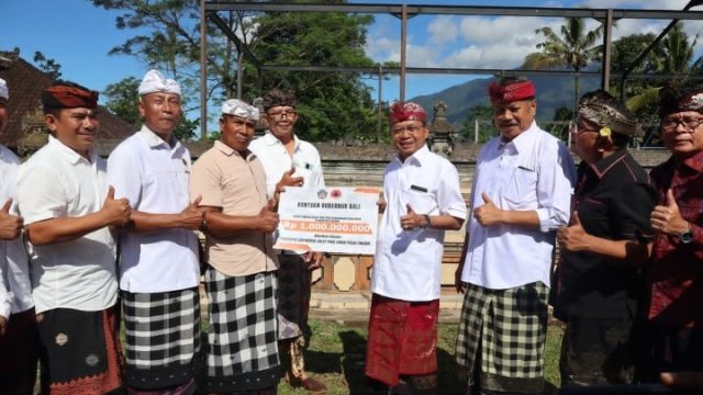 Gubernur Bali Wayan Koster Salurkan Rp1 Miliar untuk Perbaikan Pura Luhur Pucak Tinggah, Ringankan Beban Warga.