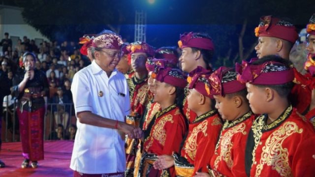 Lestarikan Seni Budaya Bali, Gubernur Koster Hadiah Rp 50 Juta untuk Dua Sanggar Seni Tari dan Tabuh di Buleleng*