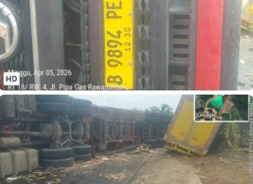 Truk Trailer Bermuatan Keramik Terguling di Jalintim Tanjab Barat, Arus Lalu Lintas Diberlakukan Buka-Tutup