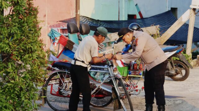 Polres Tanjab Barat Bagikan 300 Bendera Merah Putih kepada Pengguna Jalan Sambut HUT RI Ke-81