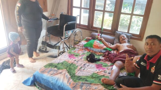 YKKB Buleleng Tak Pernah Surut Berbuat Kebaikan, Serahkan Kursi Roda untuk Warga Kayuputih Melaka
