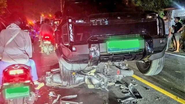 Mobil Listrik Hantam Antrean Motor di SPBU Tembles Jembrana, Sekitar 8 Motor Ringsek