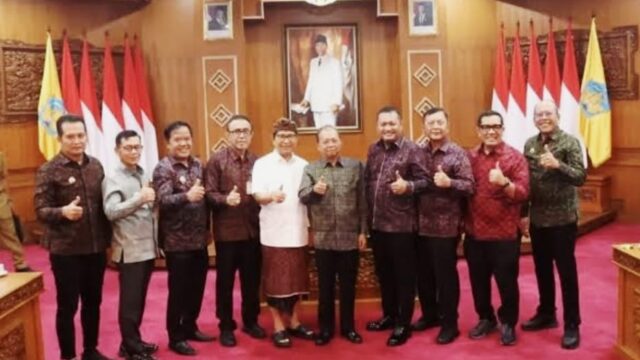 Gubernur I Wayan Koster : Instruksikan Bupati/Walikota Turun Langsung Awasi Penyaluran BBM di Wilayah Masing-Masing